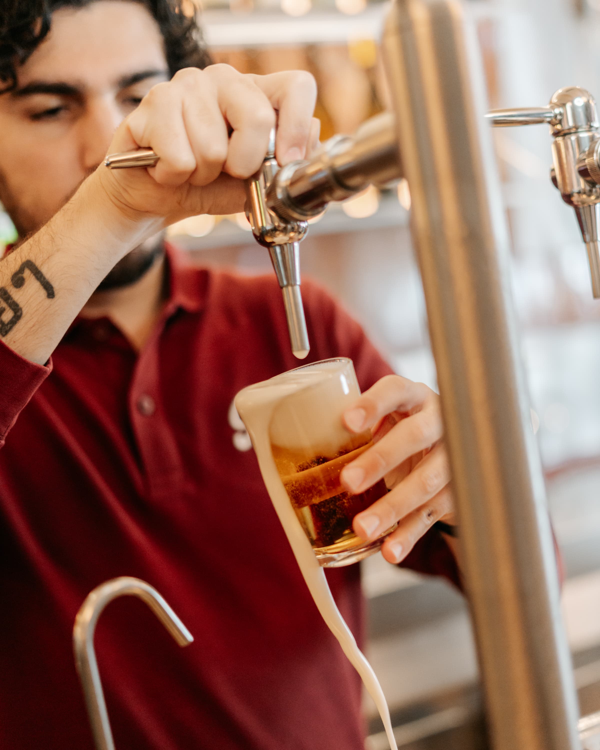 Camarero tirando caña en la barra