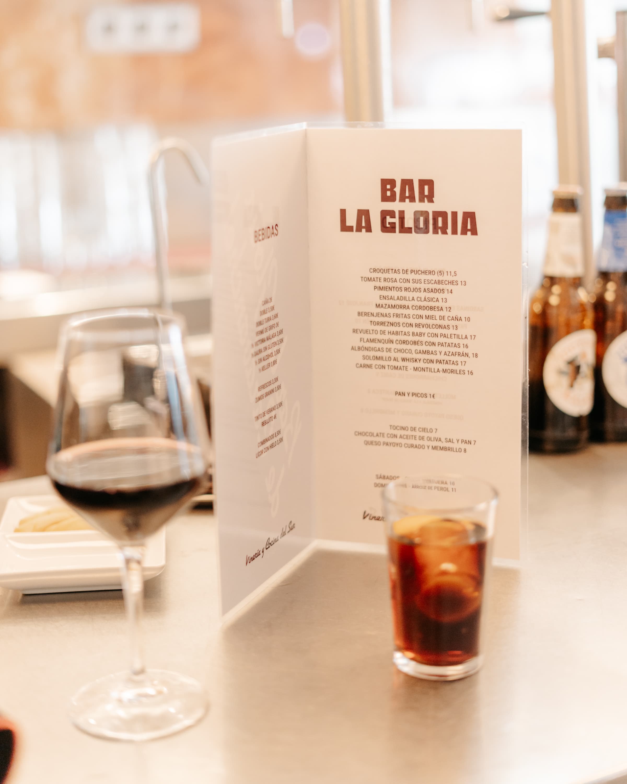 Carta del bar con copa de vino y vermut